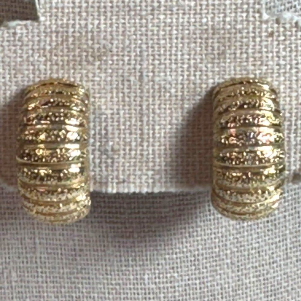 Vintage Sarah Coventry Gold Tone Half Hoop Clip On Earrings 3/4" Huggie Textured